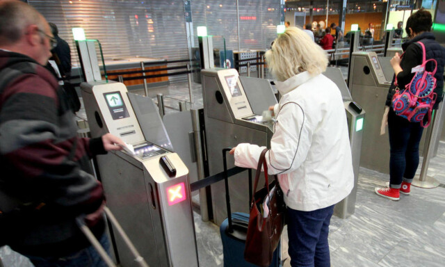 image: Denne selvbetjente billettkontrollen, skal få deg raskere fram på Gardermoen